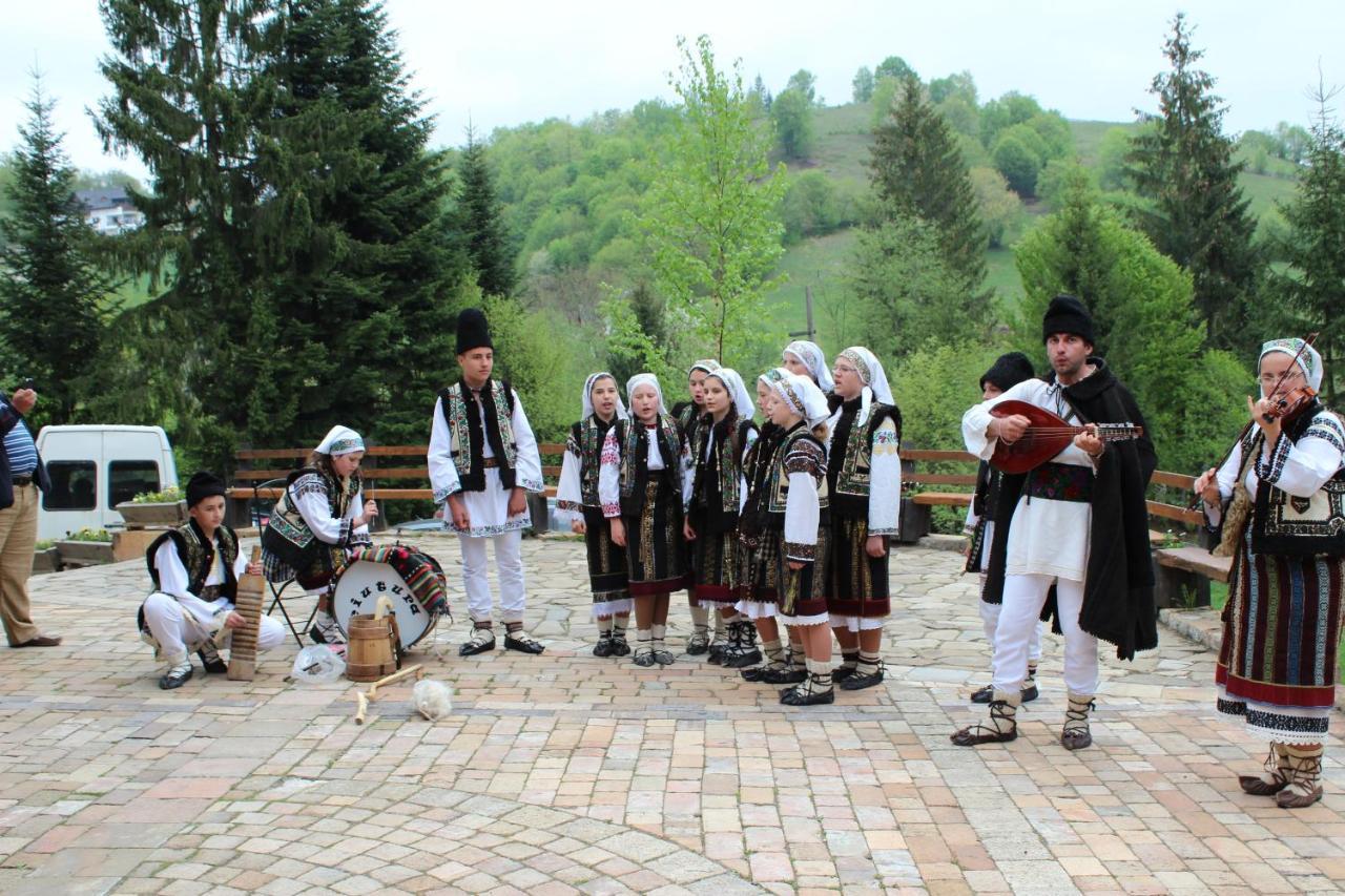 Pensiunea Casa Bunicilor Mînăstirea Humorului Екстериор снимка
